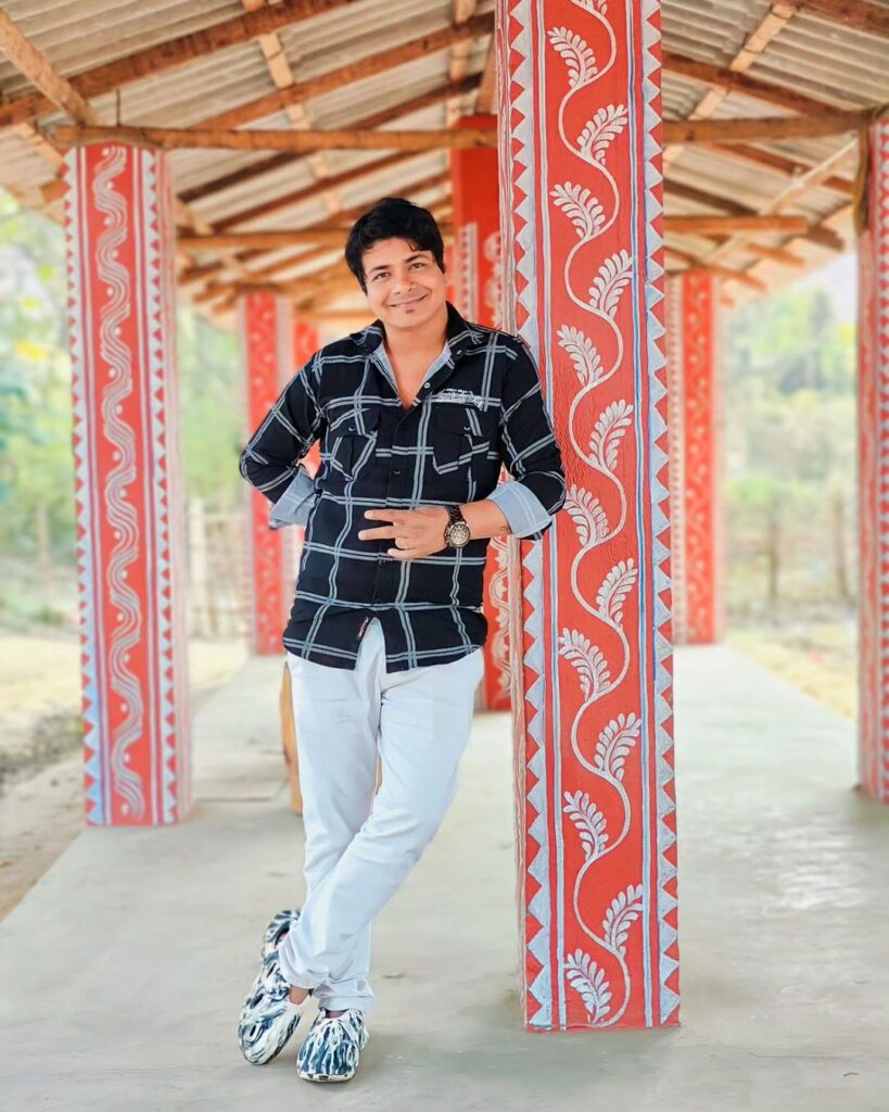 Explore The Bishnu Mohan Kabi of Odia Singer 